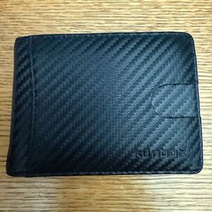 Runbox sturdy carbon fiber pattern black wallet